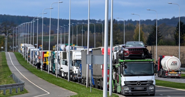 20.000 xe tải "kẹt cứng" ở biên giới một nước EU: Chuyện gì đang diễn ra ở châu Âu?