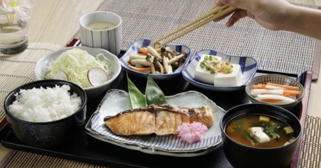 Tại sao người Nhật ăn cơm mỗi ngày nhưng hiếm khi bị tiểu đường, béo phì? 3 cách ăn của họ rất đáng để học tập