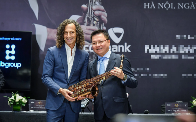 Vừa tặng kèn saxophone đấu giá, huyền thoại “triệu bản” Kenny G bật mí thêm một món quà khiến người hâm mộ Việt “nóng lòng” chờ mong