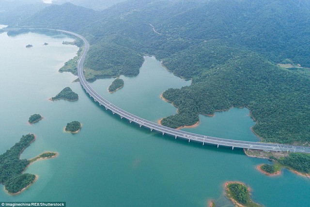 Không làm ‘rớt’ vật liệu xây dựng nào xuống nước, Trung Quốc vẫn xây thành công 'dải lụa uốn quanh hồ’ khiến báo Anh cũng phải ngỡ ngàng vì quá đẹp: Công nghệ Trung Quốc đúng là không thể đùa
