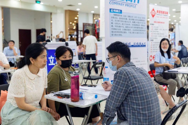 Sinh viên tham dự hội chợ việc làm tại một trung tâm mua sắm ở Bắc Kinh, Trung Quốc. Ảnh: Reuters