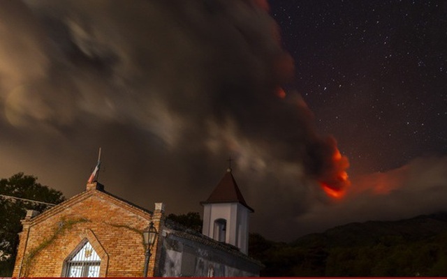 Núi lửa hoạt động mạnh nhất châu Âu Etna phun trào