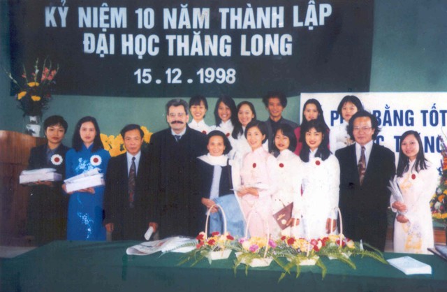 GS Hoàng Xuân Sính tại Lễ kỷ niệm 10 năm thành lập Trường ĐHTL