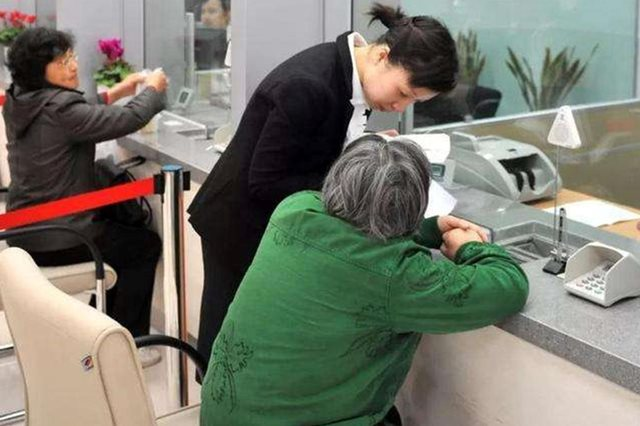 Bà cụ 75 tuổi nghe 1 cuộc điện thoại, chuẩn bị "nộp" hơn 300 triệu đồng cho kẻ lừa đảo thì cảnh sát ập tới: Người từng mua bảo hiểm phải đề phòng loại thủ đoạn tinh vi này