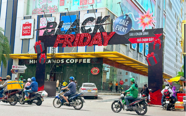 Sự kiện sale Black Friday Vạn Hạnh Mall - Hàng loạt thương hiệu giảm giá khủng