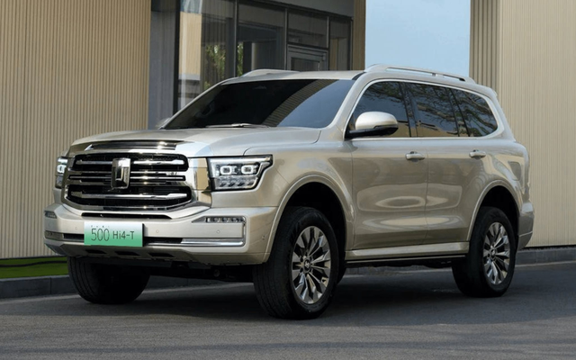 Mẫu SUV 'ăn' xăng 2,3 lít/100 km gây sốt tại Trung Quốc, giá hơn 1 tỷ đồng so kè Toyota Land Cruiser