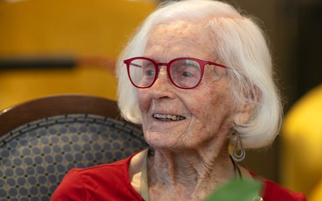 Cụ bà 102 tuổi chia sẻ "công thức" trường thọ: vỏn vẹn 3 chữ và 5 thói quen vừa rẻ vừa dễ làm