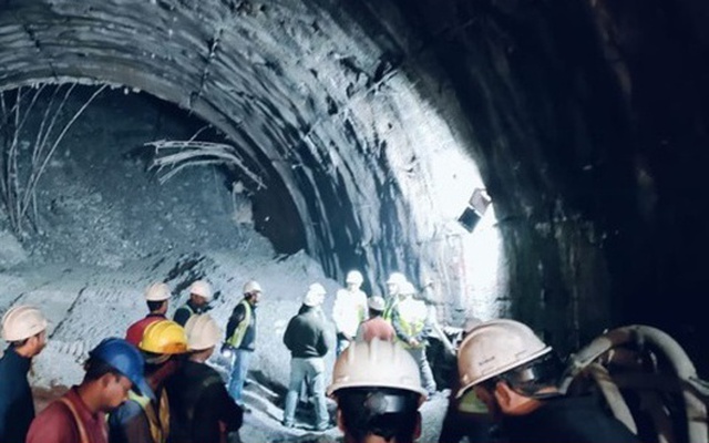 Ấn Độ xem xét khoan đường hầm thẳng đứng giải cứu 41 công nhân bị mắc kẹt