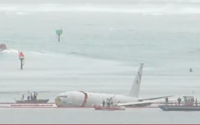 Video máy bay tuần tra của Mỹ trượt khỏi đường băng lao xuống biển