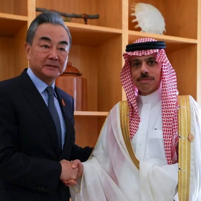 Ngoại trưởng Saudi Arabia, Hoàng tử Faisal bin Farhan (phải) và Ngoại trưởng Trung Quốc Vương Nghị. Ảnh: SPA