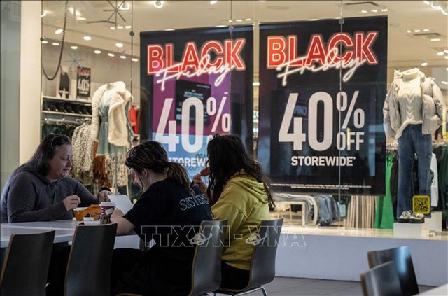 Các cửa hàng trưng biển giảm giá để thu hút khách hàng tới mua sắm trong ngày Black Friday ở Arlington, Virginia, Mỹ, ngày 22/11/2023. Ảnh: AFP/TTXVN