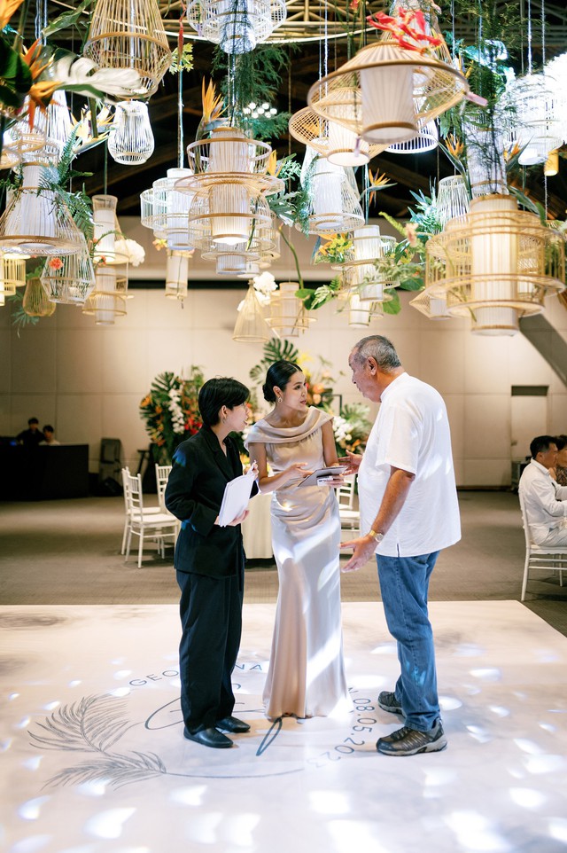Cô gái Đà Nẵng sở hữu tấm bằng chủ hôn quốc tế đầu tiên tại Việt Nam: Tiết lộ sự khác biệt với MC đám cưới mà ít ai biết - Ảnh 3.