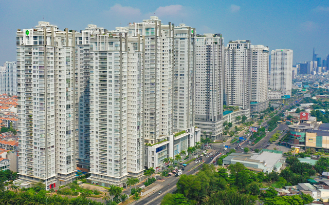 Cận cảnh con đường “cõng” cả trăm toà chung cư cao tầng ở TP. HCM