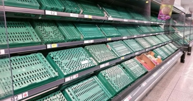 Cảnh tượng chưa từng thấy trong siêu thị ở Anh, lễ Giáng sinh của người dân nước này có nguy cơ bị "hủy hoại" vì thiếu thứ quan trọng
