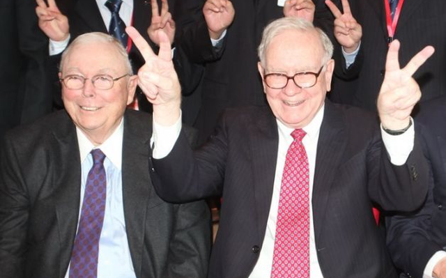 Charlie Munger (trái) và Warren Buffett (phải), Ảnh: VCG/Getty Images