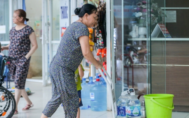 Mất nước gần nửa tháng, cư dân KĐT ở Hà Nội vẫn nhận hóa đơn cao gấp 6 lần