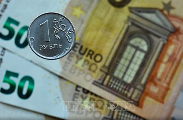 Đồng ruble xu và đồng euro. Ảnh: AFP/TTXVN
