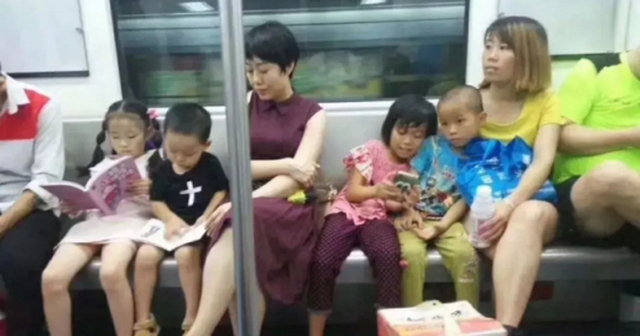 Một bức ảnh trên tàu điện ngầm viral rần rần, 2 phong cách giáo dục kinh điển được tái hiện