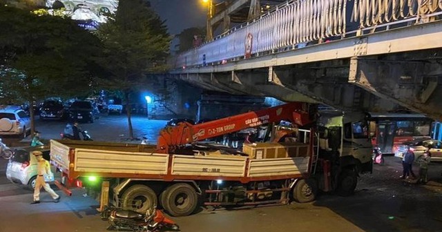 Xe cẩu mắc kẹt sau khi tông vào dầm cầu Long Biên, 2 người bị thương