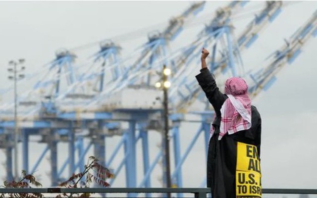 Một người biểu tình ủng hộ Palestine hướng về phía cảng Tacoma ngày 6/11. (Ảnh: AP)