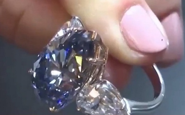 Đấu giá viên kim cương xanh quý hiếm với giá 43,8 triệu USD