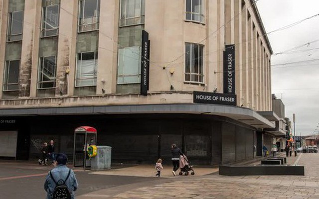 Cửa hàng bách hóa House of Fraser đóng cửa ở trung tâm thị trấn Middlesbrough của Vương quốc Anh, minh họa thực tế kinh tế nghiệt ngã mà các khu vực nghèo nhất nước Anh phải đối mặt. Ảnh: CNN