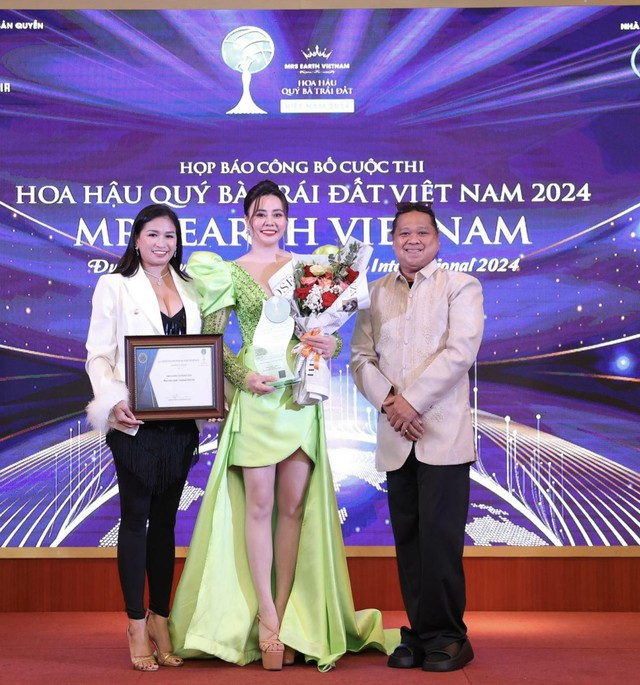 Cuộc thi Hoa hậu lần đầu tiên được tổ chức ở Việt Nam:  Các NSND, NSƯT cùng ngồi ghế nóng với một người đẹp &quot;đặc biệt&quot;  - Ảnh 4.