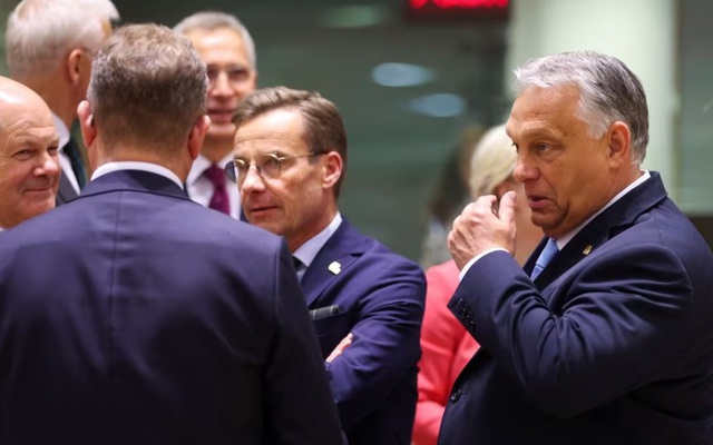 Thủ tướng Hungary Viktor Orban (ngoài cùng bên phải) tham dự hội nghị thượng đỉnh các nhà lãnh đạo EU tại Brussels. Ảnh: REUTERS