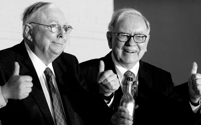 Charlie Munger (trái) và Warren Buffett (phải)