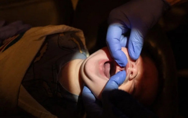 Góc khuất sau việc "cắt thắng lưỡi cho bé sơ sinh": Từ thủ thuật nhỏ giúp trẻ bú mẹ thành "món lợi" cho những người lợi dụng lòng tin