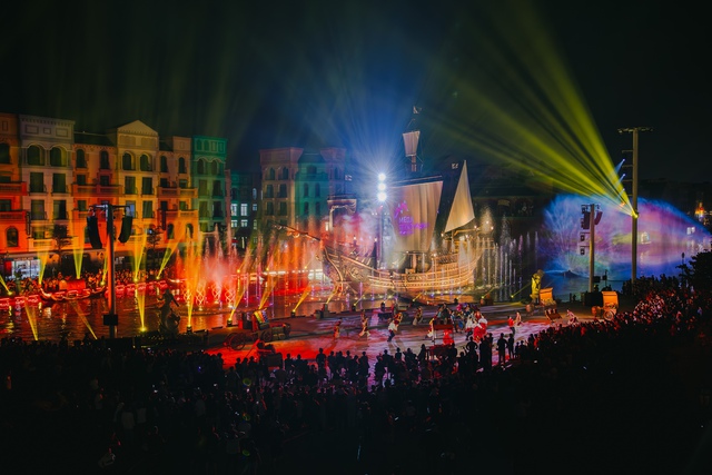 ‏Show diễn kết hợp 3D trên sân khấu thuyền lớn nhất châu Á: Tổ chức MIỄN PHÍ ngay tại Hà Nội, hút hàng triệu lượt khách‏ - Ảnh 1.