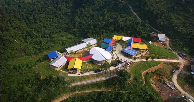 Nằm cheo leo trên đỉnh núi một huyện nghèo ở Việt Nam, trường tiểu học này gây ấn tượng mạnh vì quá XINH ĐẸP!