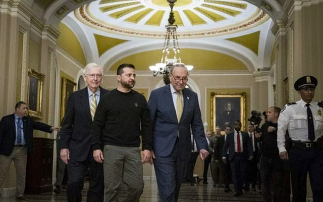 Tổng thống Ukraine Volodymyr Zelensky (giữa) cùng lãnh đạo phe thiểu số tại Thượng viện Mitch McConnell (trái) và lãnh đạo phe đa số Thượng viện Chuck Schumer tại Điện Capitol ngày 12-12. Ảnh: New York Times