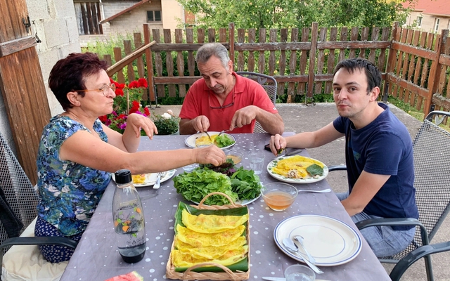 Bố chồng Pháp ăn phở con dâu miền Tây nấu, hoảng hốt với cách chặt gà rất lạ ở Việt Nam