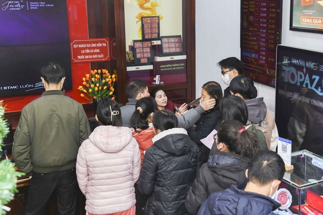 Giá vàng liên tục lập đỉnh ngày 26/12, nhiều người dân đã tới con phố "vàng" Trần Nhân Tông ở Hà Nội để giao dịch vàng.