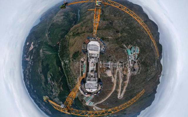 ‘Định hình lại cơ sở hạ tầng thế giới’ - Trung Quốc xây cầu cao tới 625 mét không nước nào có, đi qua ‘vết nứt Trái đất’ chỉ trong 1 phút