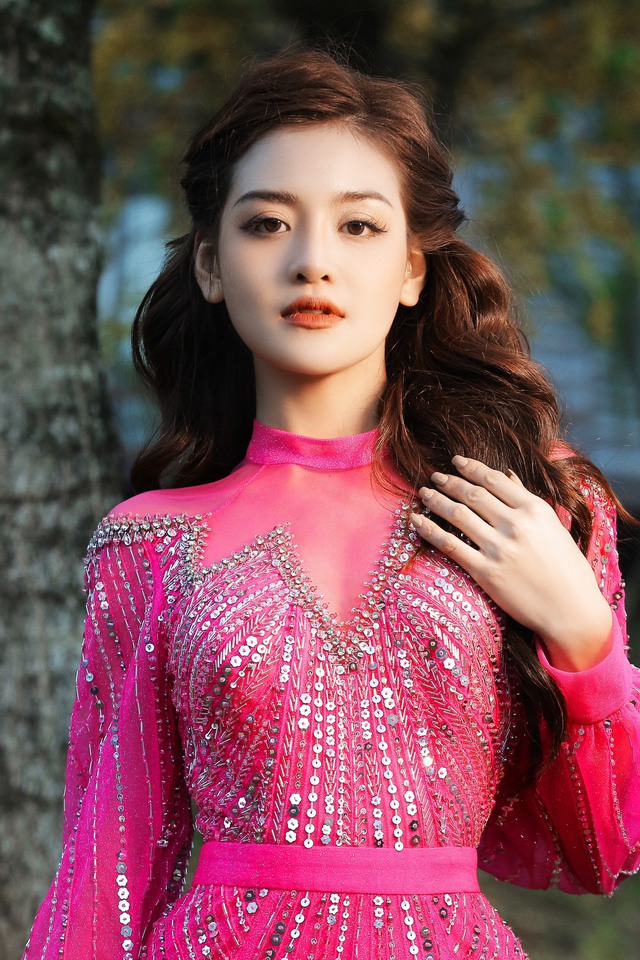 Diễn viên phim giờ vàng VTV hóa nàng thơ trong show Xuân Hè 2024 của NTK Hà Duy, sải bước cùng loạt mẫu đình đám trên cây cầu dài hơn 100m - Ảnh 3.