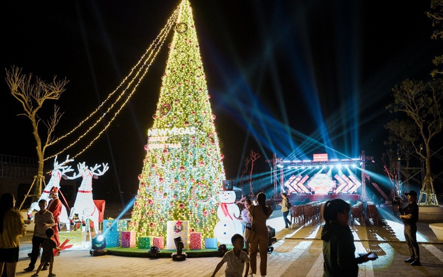 Giáng sinh tại Hà Tiên: tưng bừng đêm hội thắp sáng cây thông khổng lồ
