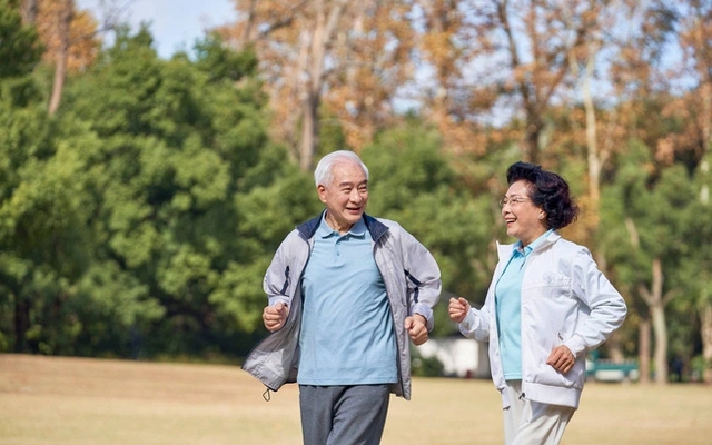 Mối quan hệ bất ngờ giữa đi bộ đường dài và tuổi thọ, người sau tuổi 65 đừng đi bộ quá sức  - Ảnh 1.