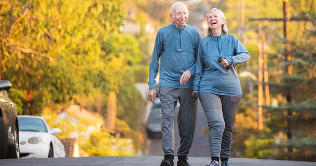 Mối quan hệ bất ngờ giữa đi bộ đường dài và tuổi thọ, người sau tuổi 65 đừng đi bộ quá sức  - Ảnh 2.