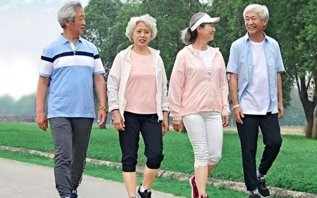 Mối quan hệ bất ngờ giữa đi bộ đường dài và tuổi thọ, người sau tuổi 65 đừng đi bộ quá sức