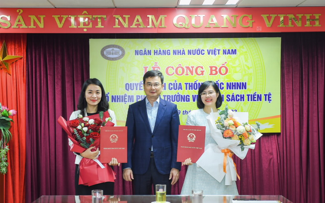 Bà Nguyễn Linh Phương (bên trái) và bà Mai Thị Trang (bên phải) đón nhận Quyết định bổ nhiệm của Thống đốc NHNN
