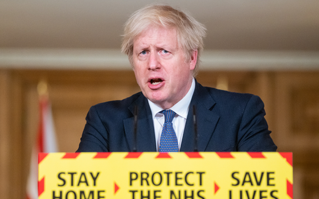 Cựu Thủ tướng Anh Boris Johnson trong một cuộc họp báo về đại dịch COVID-19 (Ảnh: BBC)