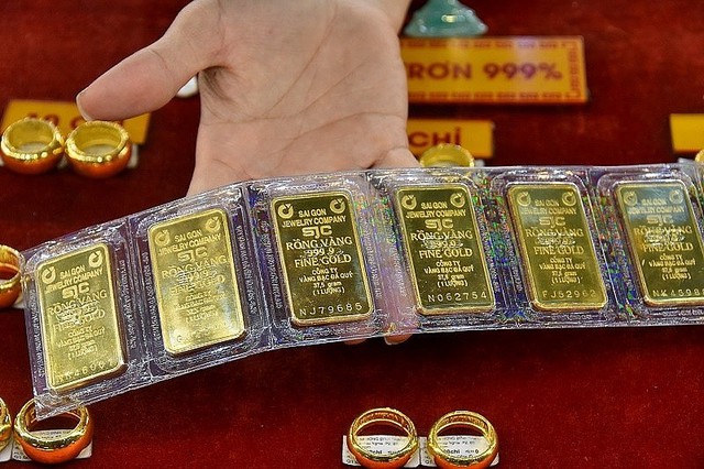 Giá vàng trong nước sáng 4/12 tăng vọt lên gần 75 triệu đồng/lượng - Ảnh 1.