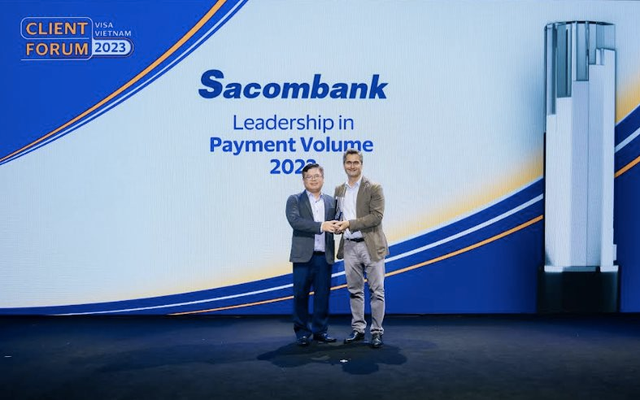 Ông Phạm Đức Duy - Giám đốc TTQL&PTKD Cá Nhân Sacombank nhận giải thưởng “Leadership in Payment Volume 2023” - “Ngân hàng dẫn đầu về tổng doanh số giao dịch thẻ năm 2023” từ đại diện VISA