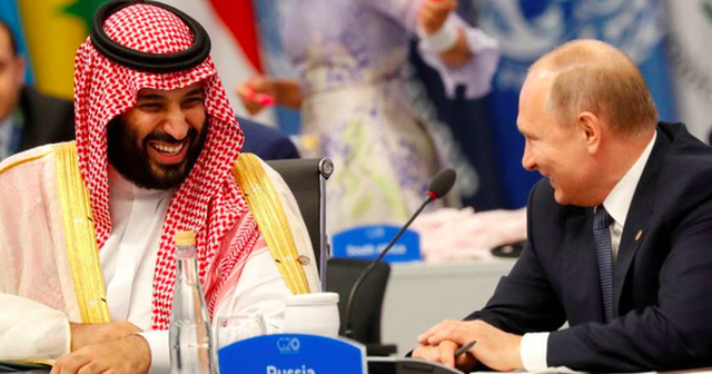Vladimir Putin (phải) và Thái tử Ả-rập Xê-út Mohammed bin Salman. (Ảnh: Reuters)