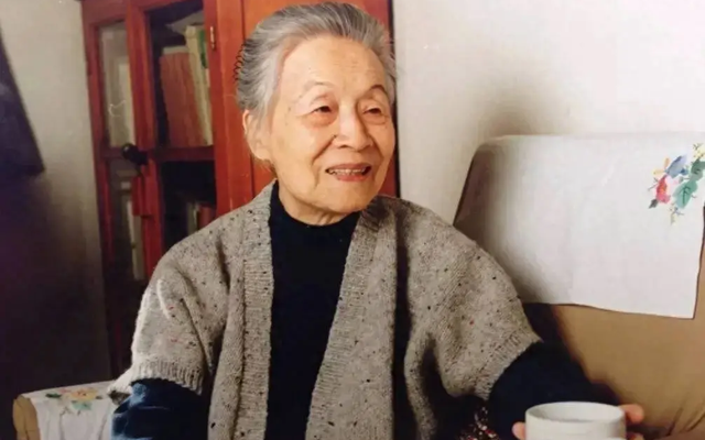 Nữ nhà văn 105 tuổi vẫn viết lách, bí quyết sống thọ gói gọn trong 4 điều: Không phức tạp nhưng chẳng mấy ai làm được