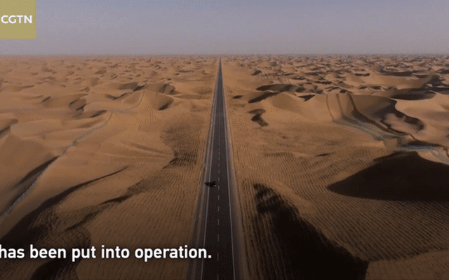 Trung Quốc xây "kỳ quan" đường cao tốc xuyên sa mạc lớn thứ hai thế giới theo cách thực sự đáng gờm: Làm cầu cạn để hạn chế phá những cây xanh hiếm hoi