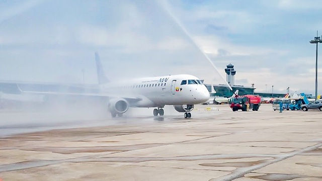 Nghi thức phun vòi rồng đón chuyến bay thường lệ đầu tiên của Myanmar Airways International đến TP.HCM