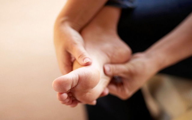 Người gan kém thường gặp 3 vấn đề này ở bàn chân, mong rằng bạn không có dù chỉ là 1 điểm - Ảnh 3.